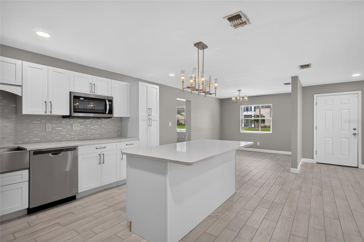 1610 LOIS AVENUE — photo 10 of 34