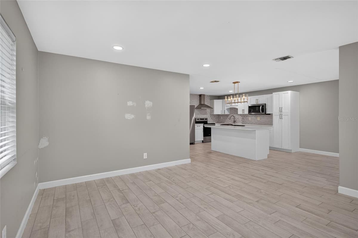1610 LOIS AVENUE — photo 7 of 34