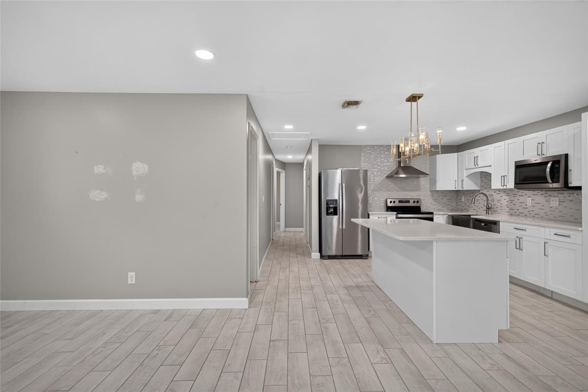 1610 LOIS AVENUE — photo 8 of 34