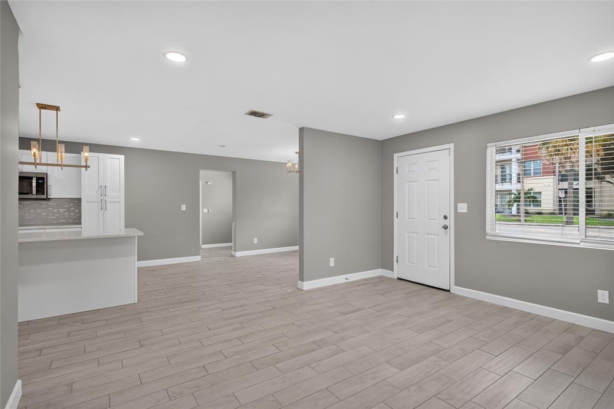 1610 LOIS AVENUE — photo 6 of 34