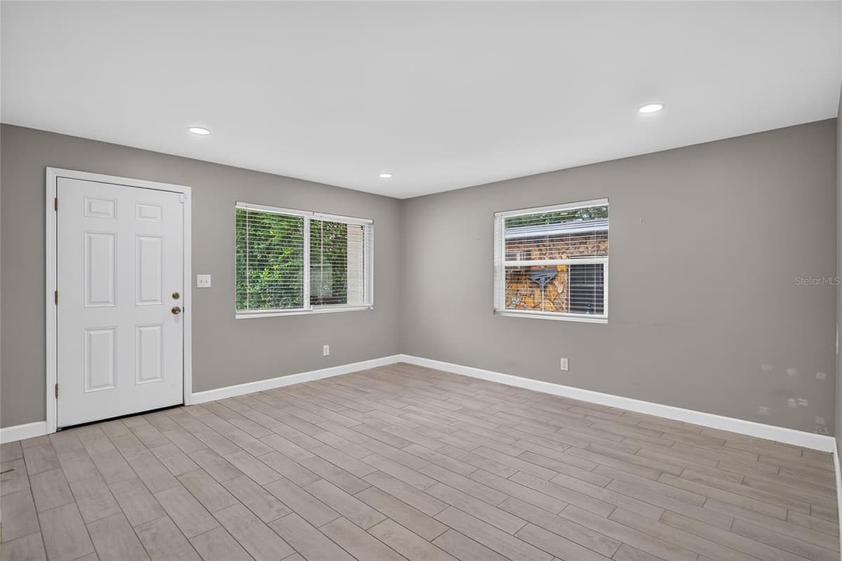 1610 LOIS AVENUE — photo 5 of 34