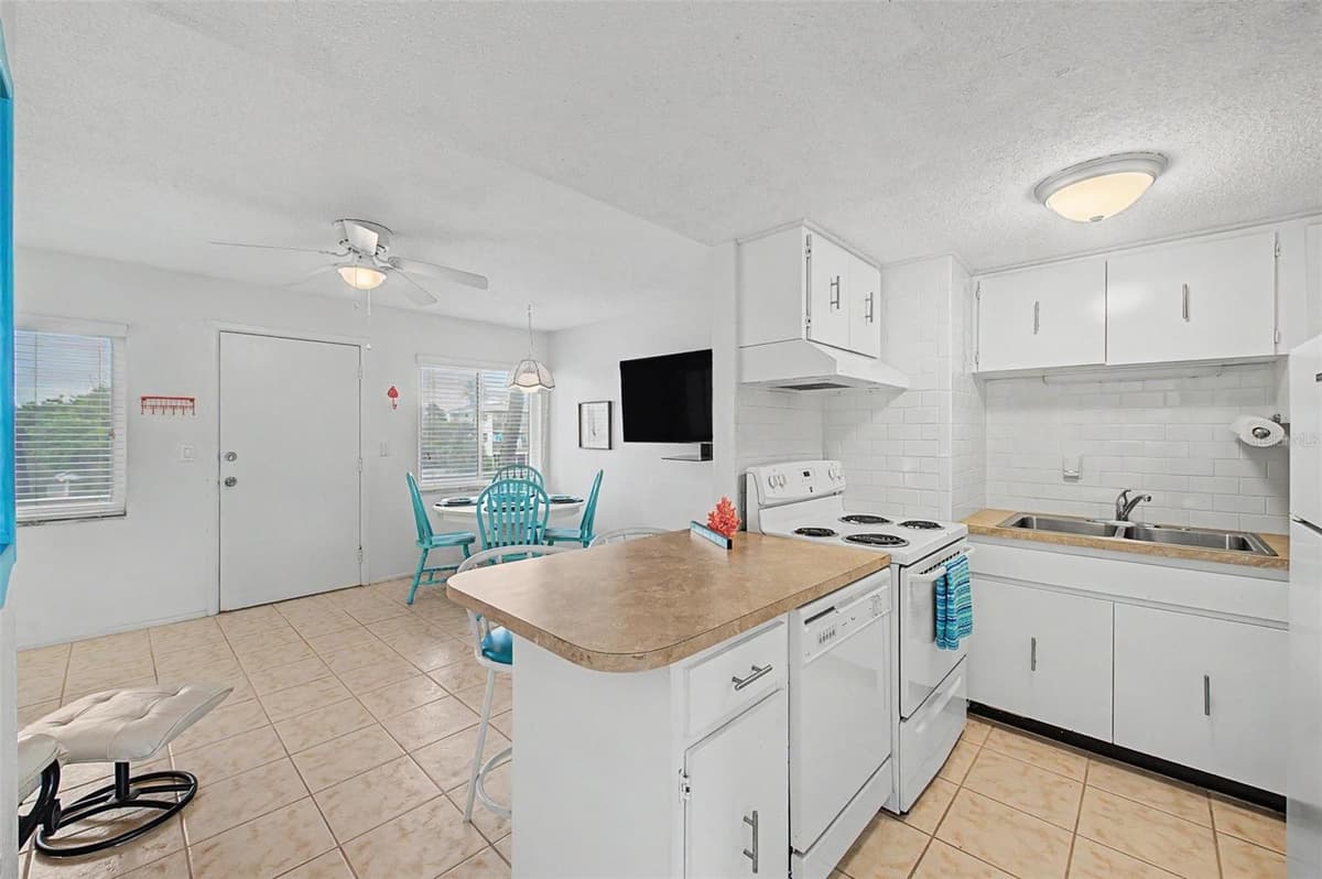 2110 GULF BOULEVARD — photo 12 of 33