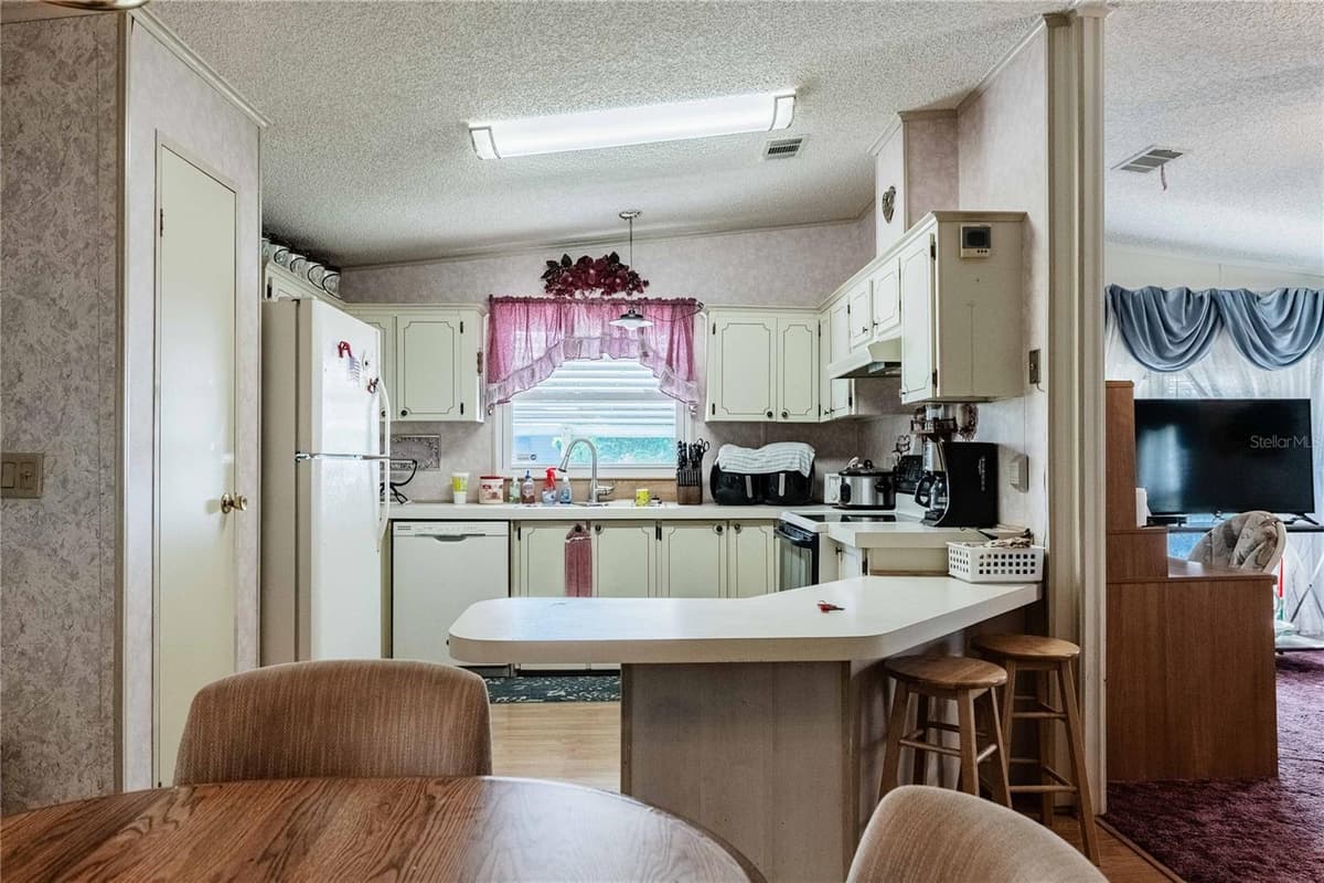 489 VILLAGE CIRCLE — photo 10 of 31