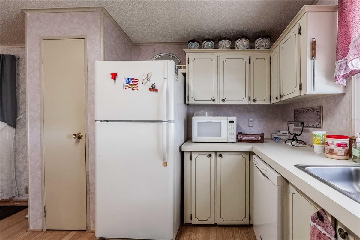 489 VILLAGE CIRCLE — photo 14 of 31