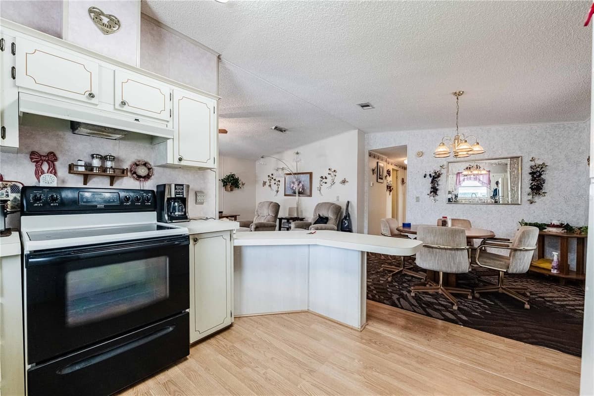 489 VILLAGE CIRCLE — photo 12 of 31