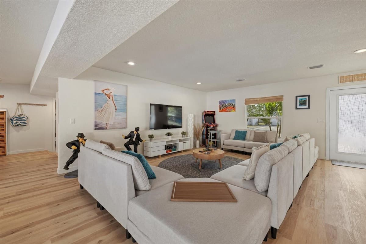 2069 BOUGAINVILLEA STREET — photo 6 of 44
