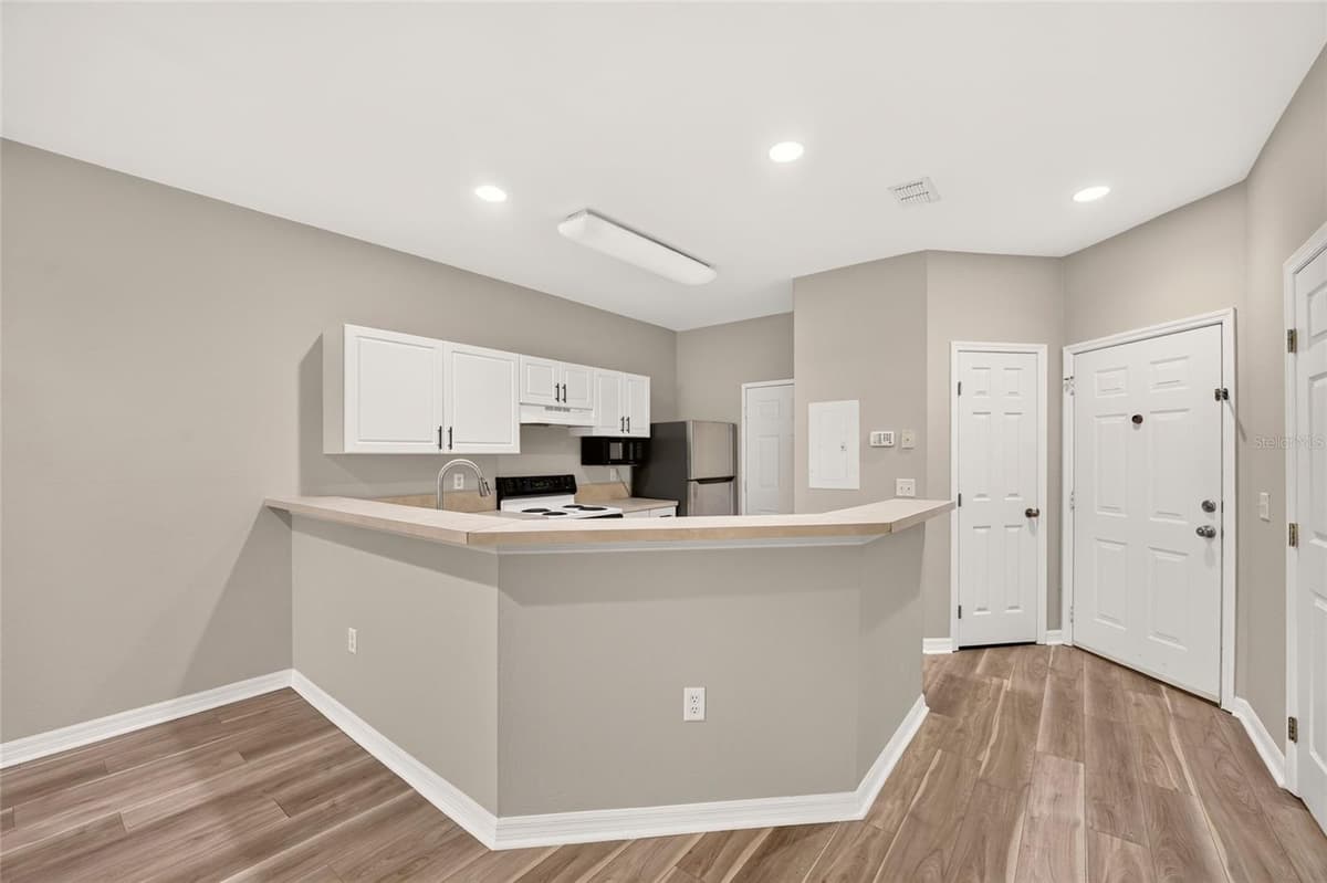 13200 NEWBERRY ROAD — photo 9 of 51