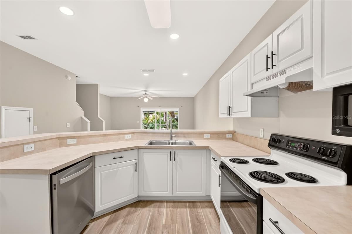 13200 NEWBERRY ROAD — photo 7 of 51