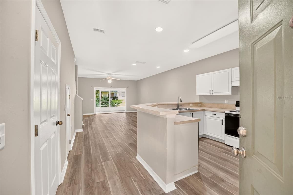 13200 NEWBERRY ROAD — photo 4 of 51