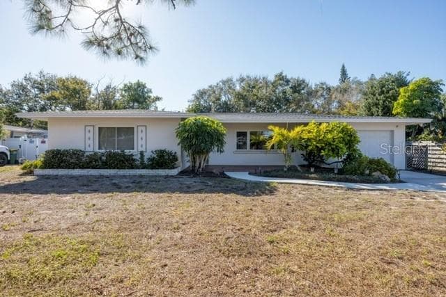 5201 STEVENS DRIVE — photo 2 of 35