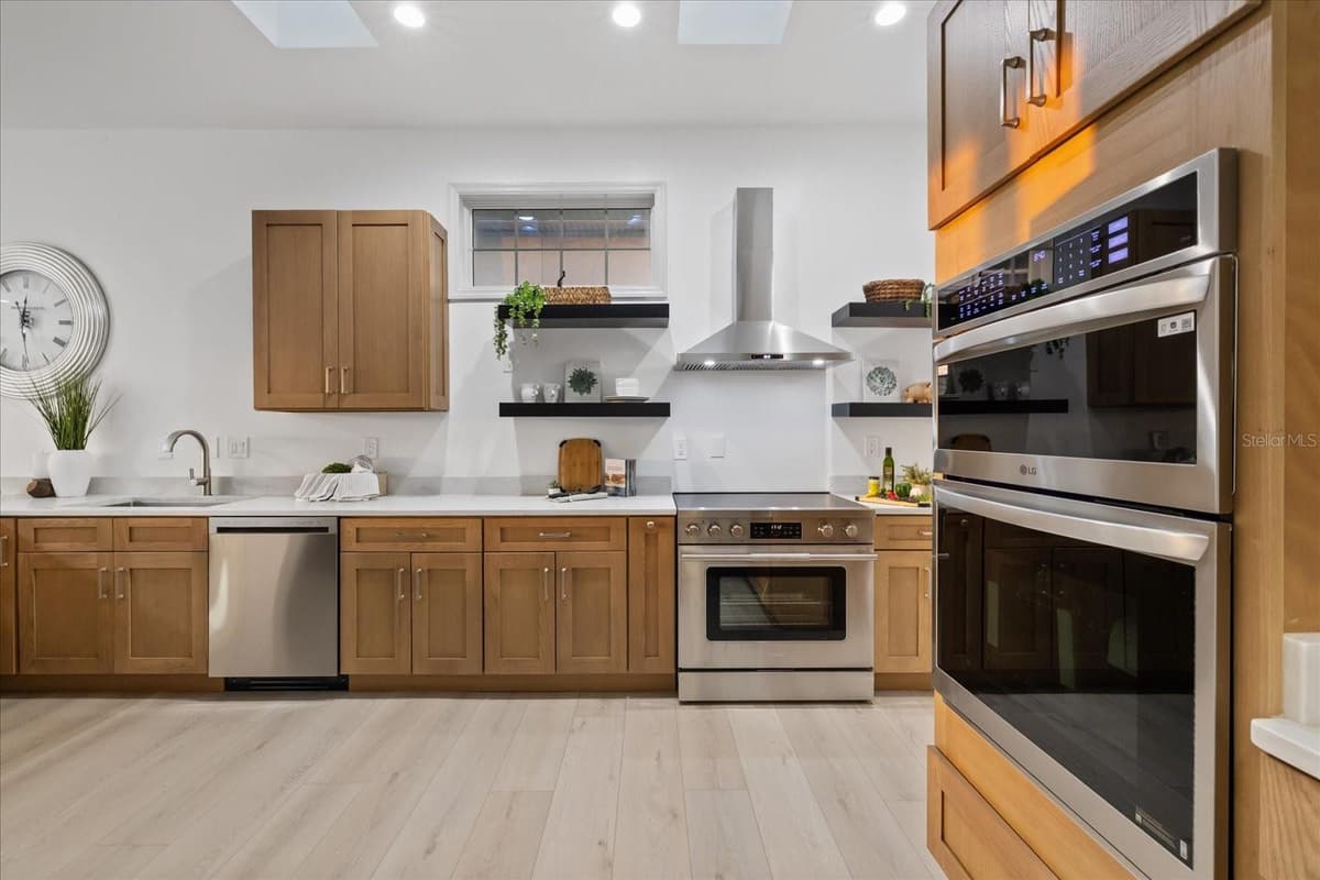 6121 BAYSIDE DRIVE — photo 8 of 91