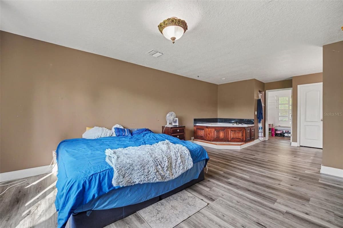 5710 BARNA AVENUE — photo 11 of 33