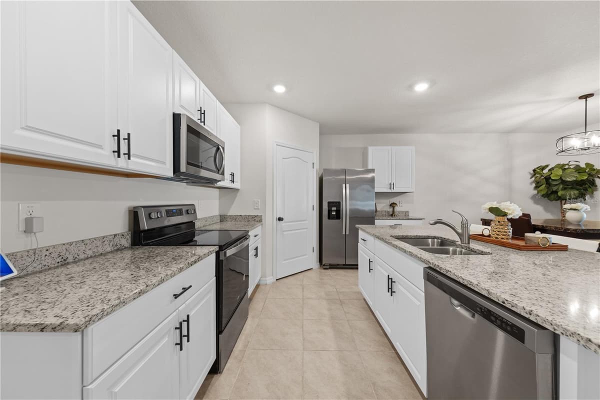 907 GUADALUPE — photo 15 of 49