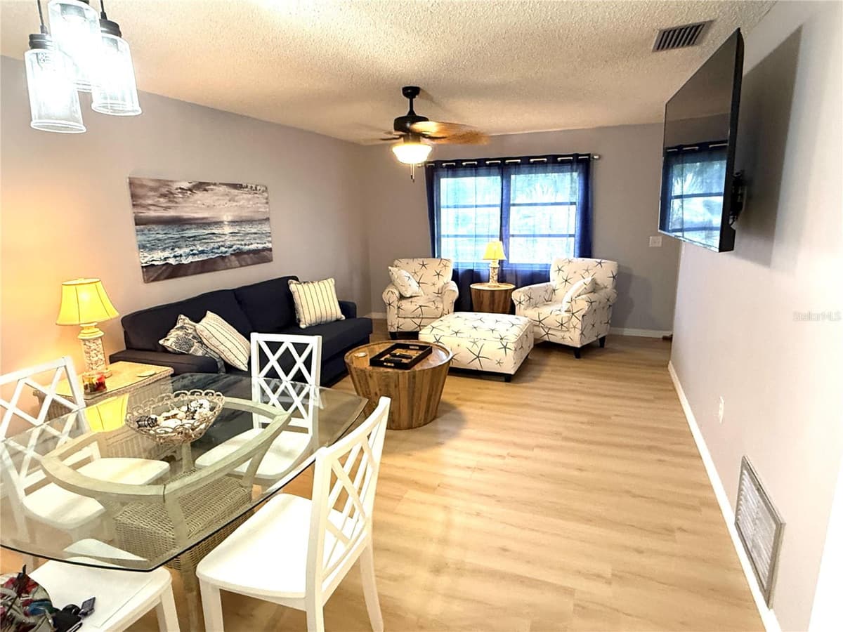 390 301 BOULEVARD — photo 5 of 25