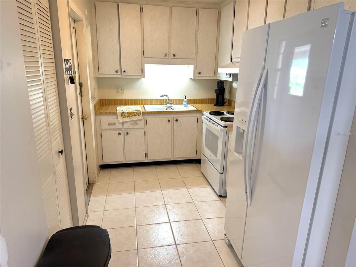 390 301 BOULEVARD — photo 7 of 25