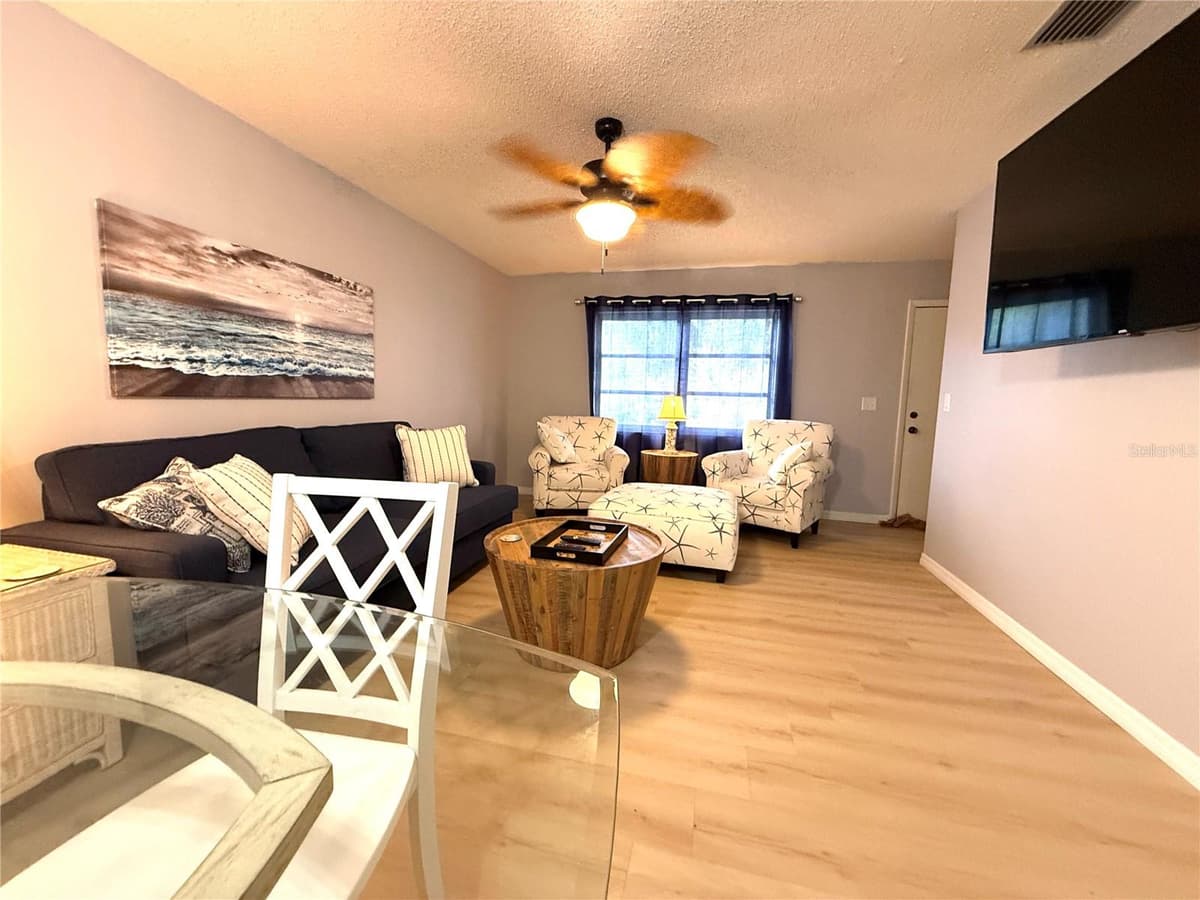 390 301 BOULEVARD — photo 3 of 25