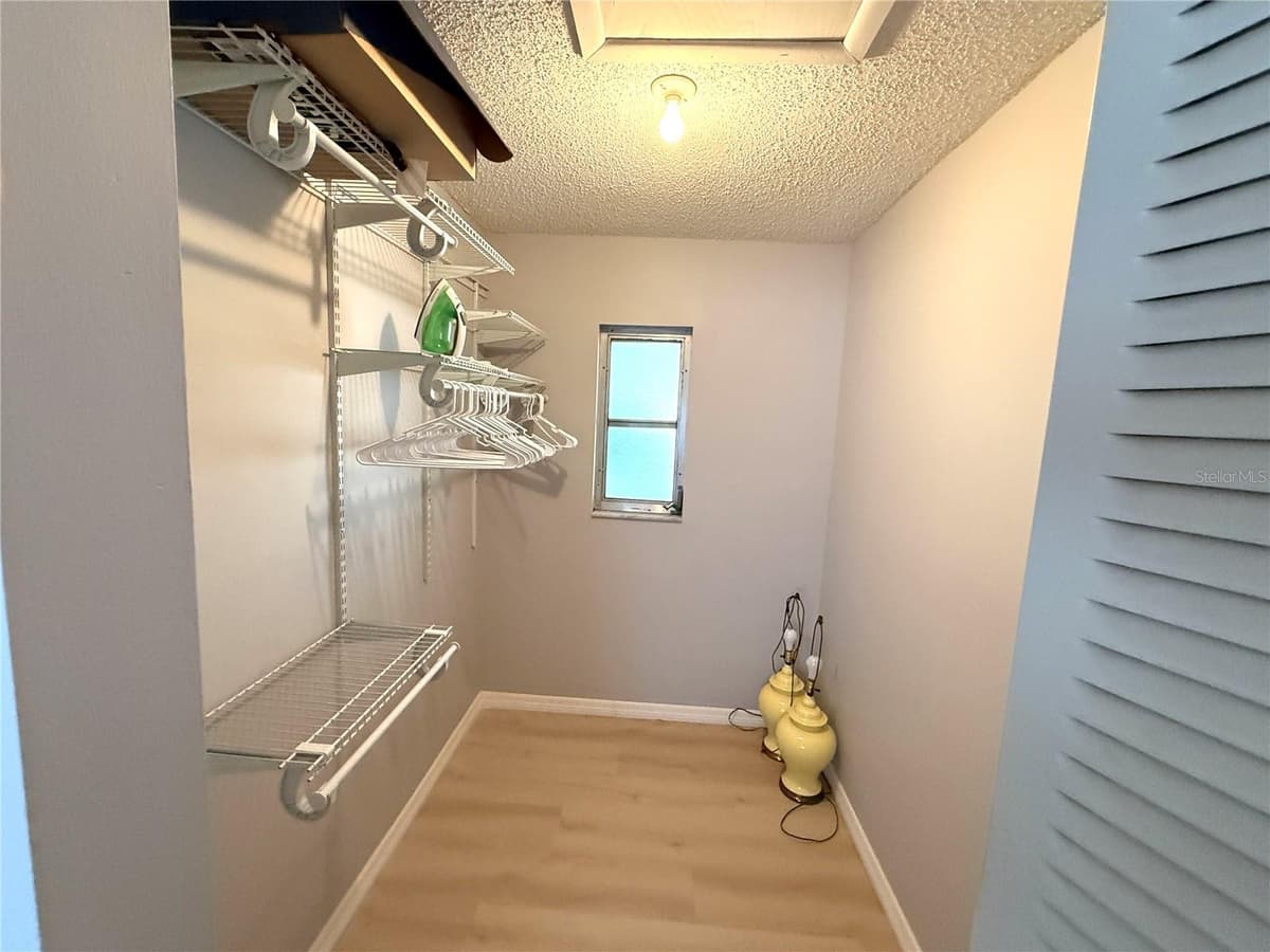 390 301 BOULEVARD — photo 12 of 25