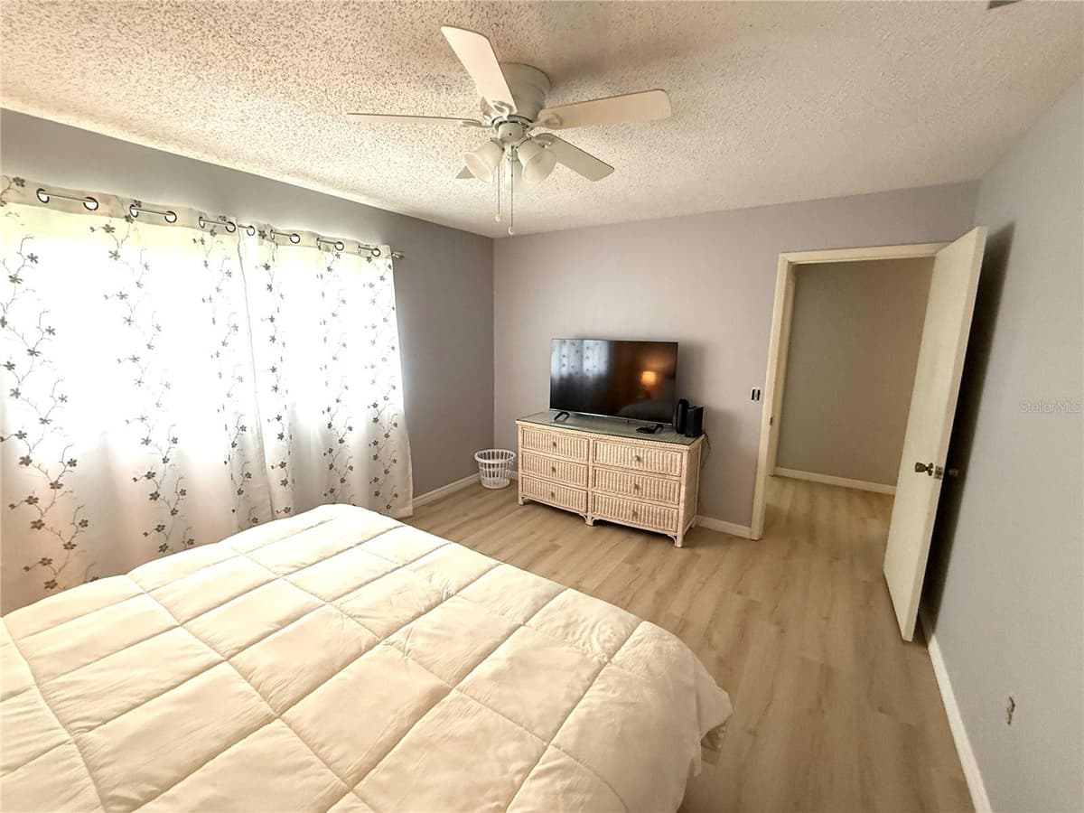 390 301 BOULEVARD — photo 11 of 25