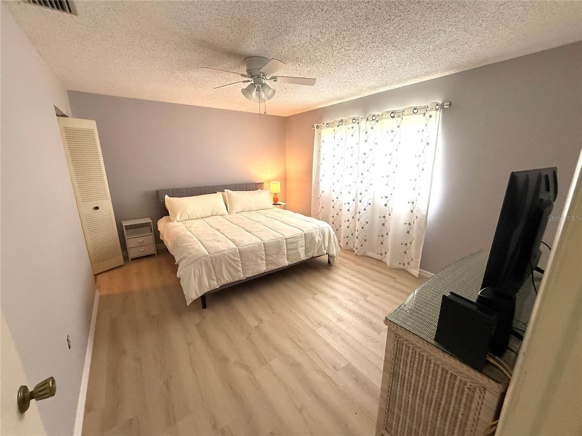 390 301 BOULEVARD — photo 8 of 25