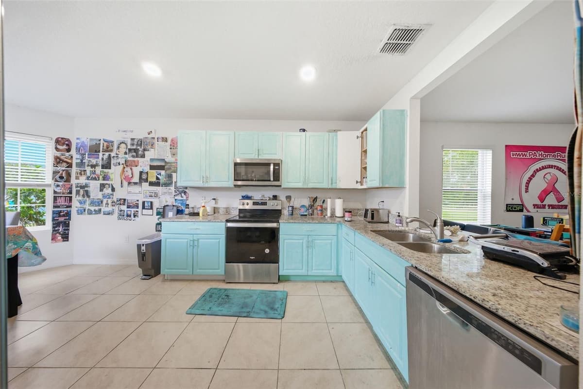 209 MEGHAN CIR — photo 11 of 44