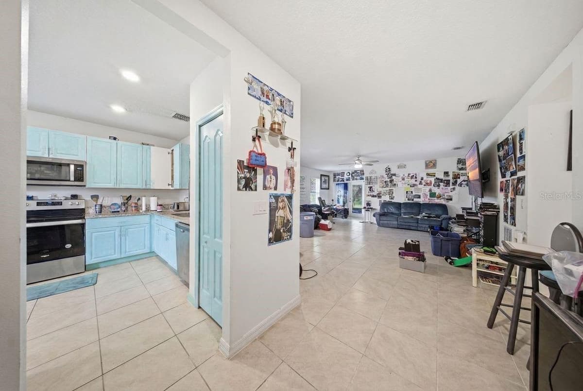 209 MEGHAN CIR — photo 6 of 44