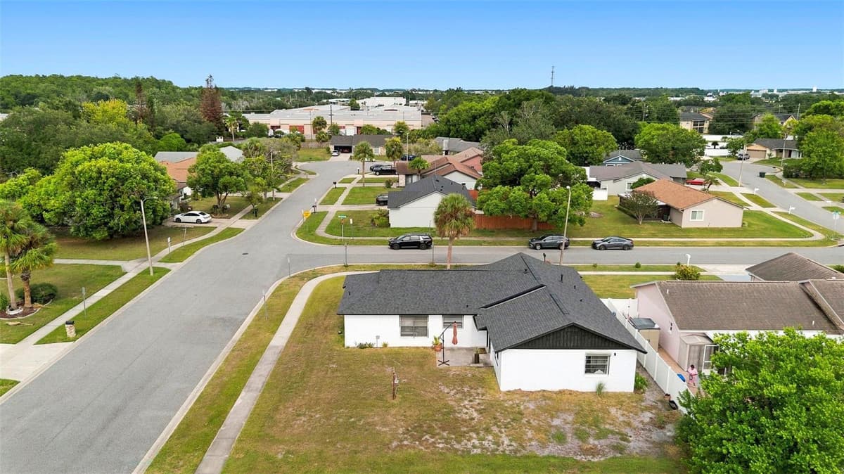 10500 RAMBLEWOOD ROAD — photo 38 of 40