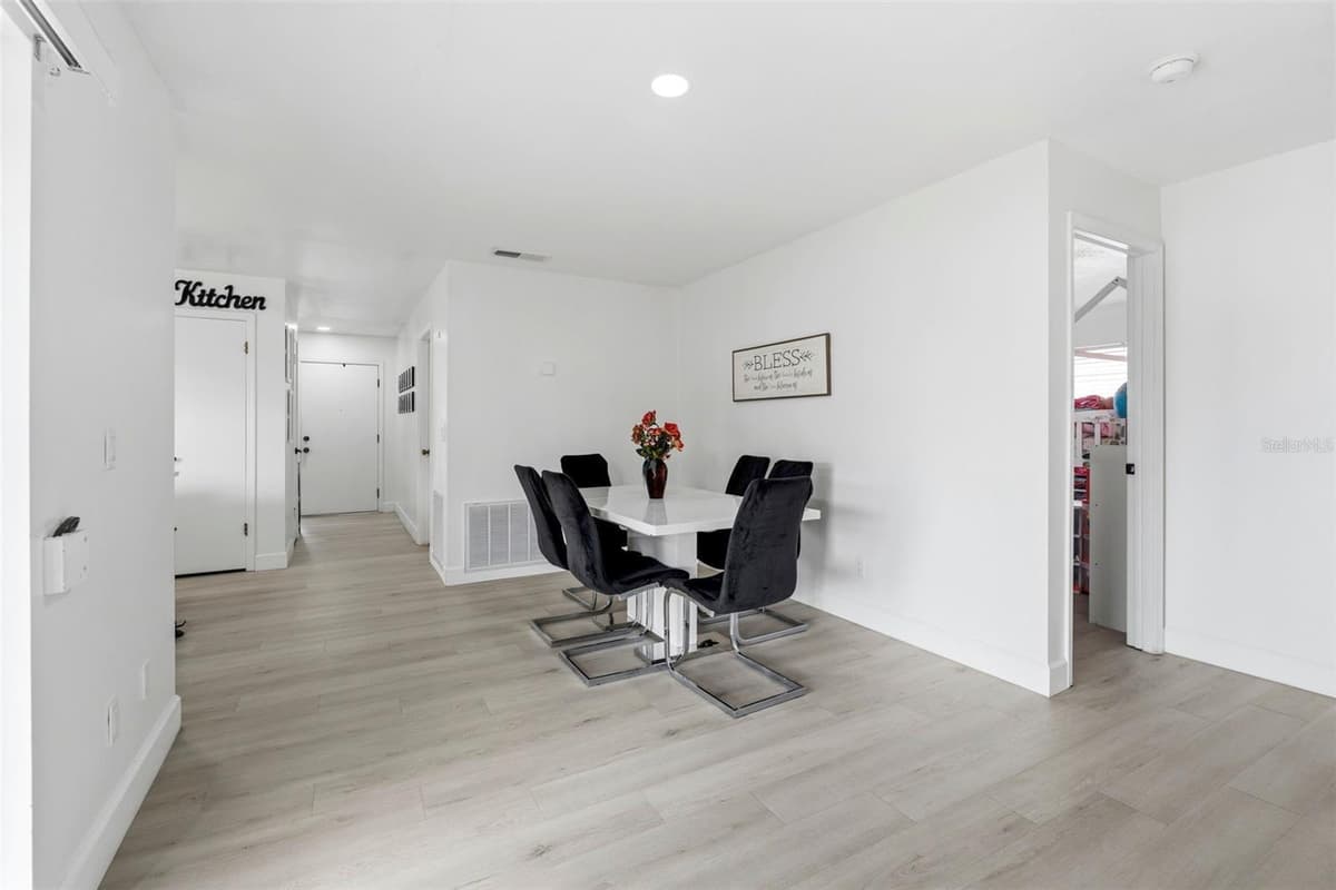 10500 RAMBLEWOOD ROAD — photo 12 of 40