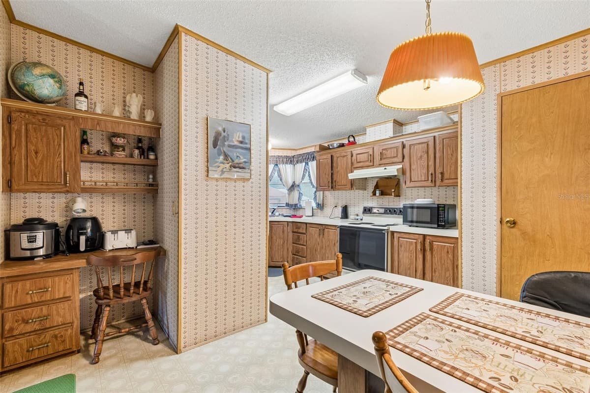 6325 OAKVIEW LANE — photo 11 of 47