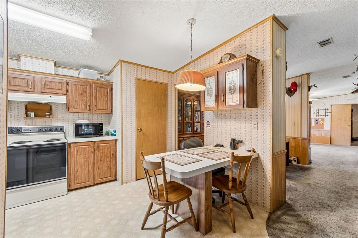 6325 OAKVIEW LANE — photo 10 of 47