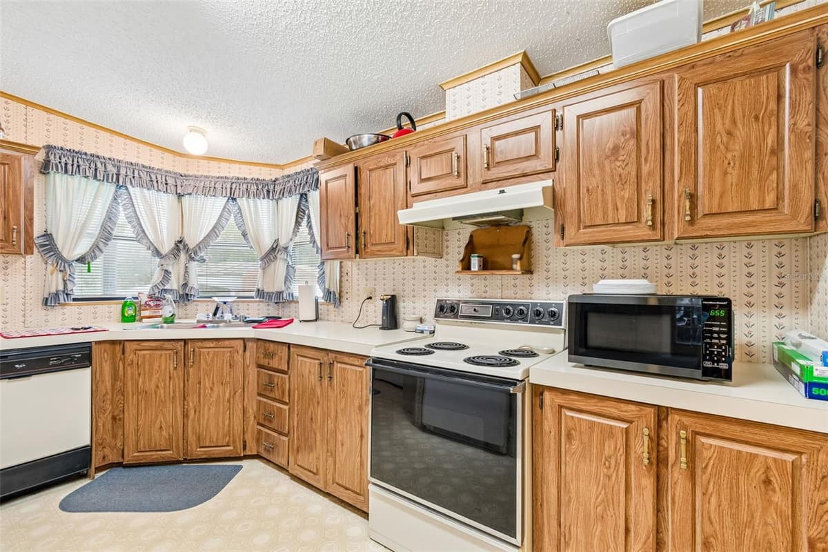 6325 OAKVIEW LANE — photo 12 of 47