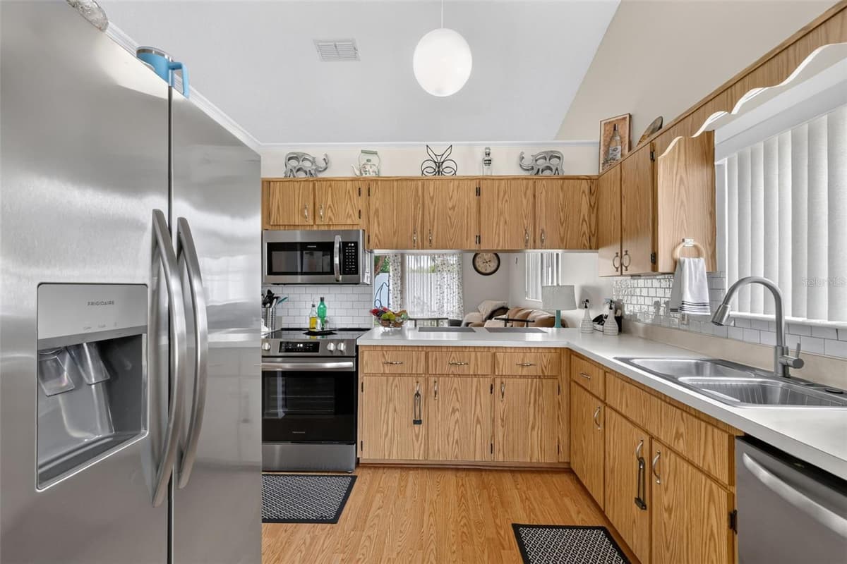 626 WOODVIEW DRIVE — photo 16 of 38