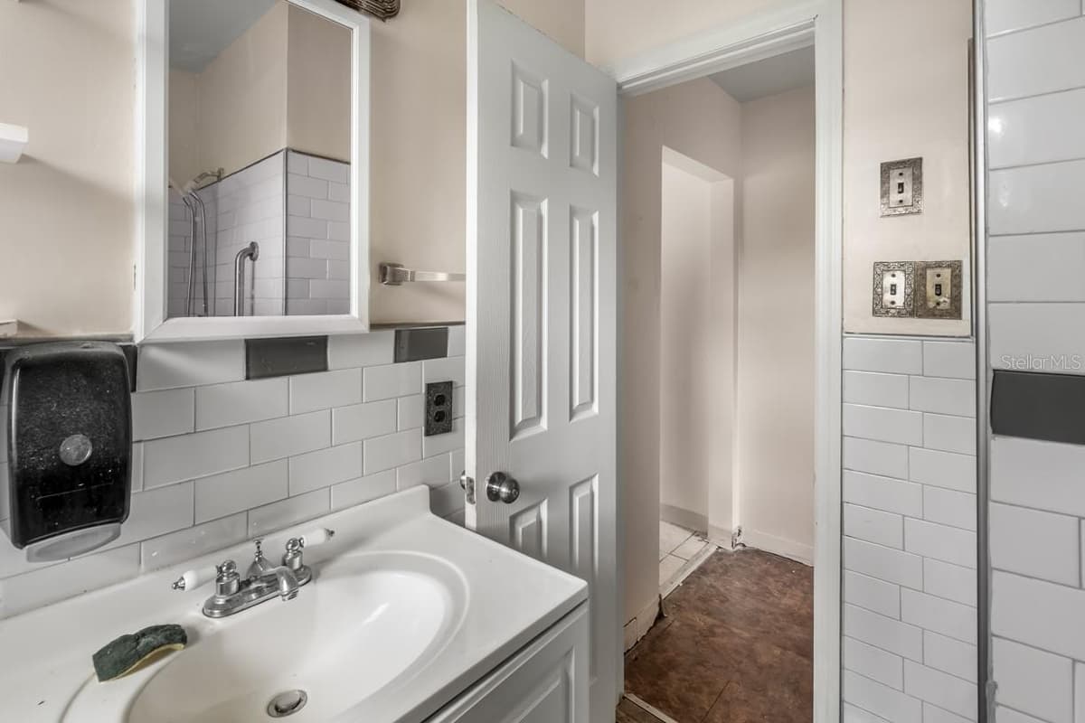 1329 WOODBINE STREET — photo 10 of 31