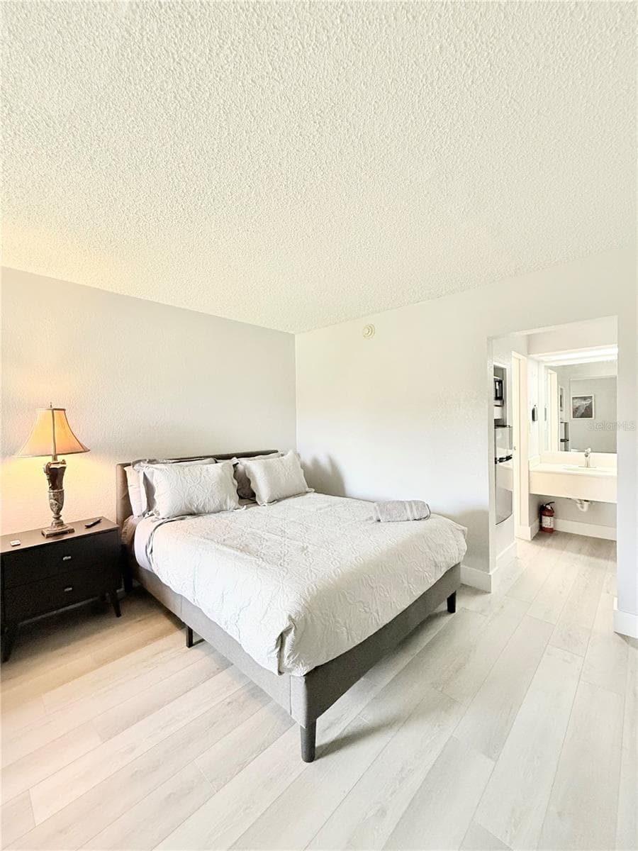7150 TAMIAMI TRAIL — photo 7 of 38