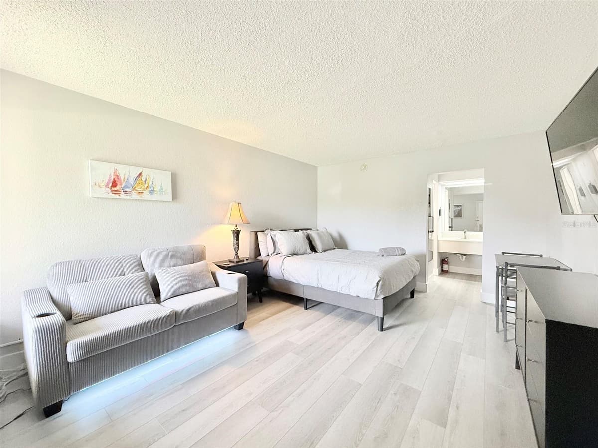 7150 TAMIAMI TRAIL — photo 3 of 38