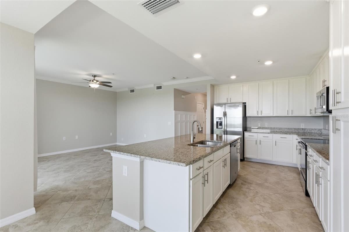 14081 HERITAGE LANDING BOULEVARD — photo 10 of 65