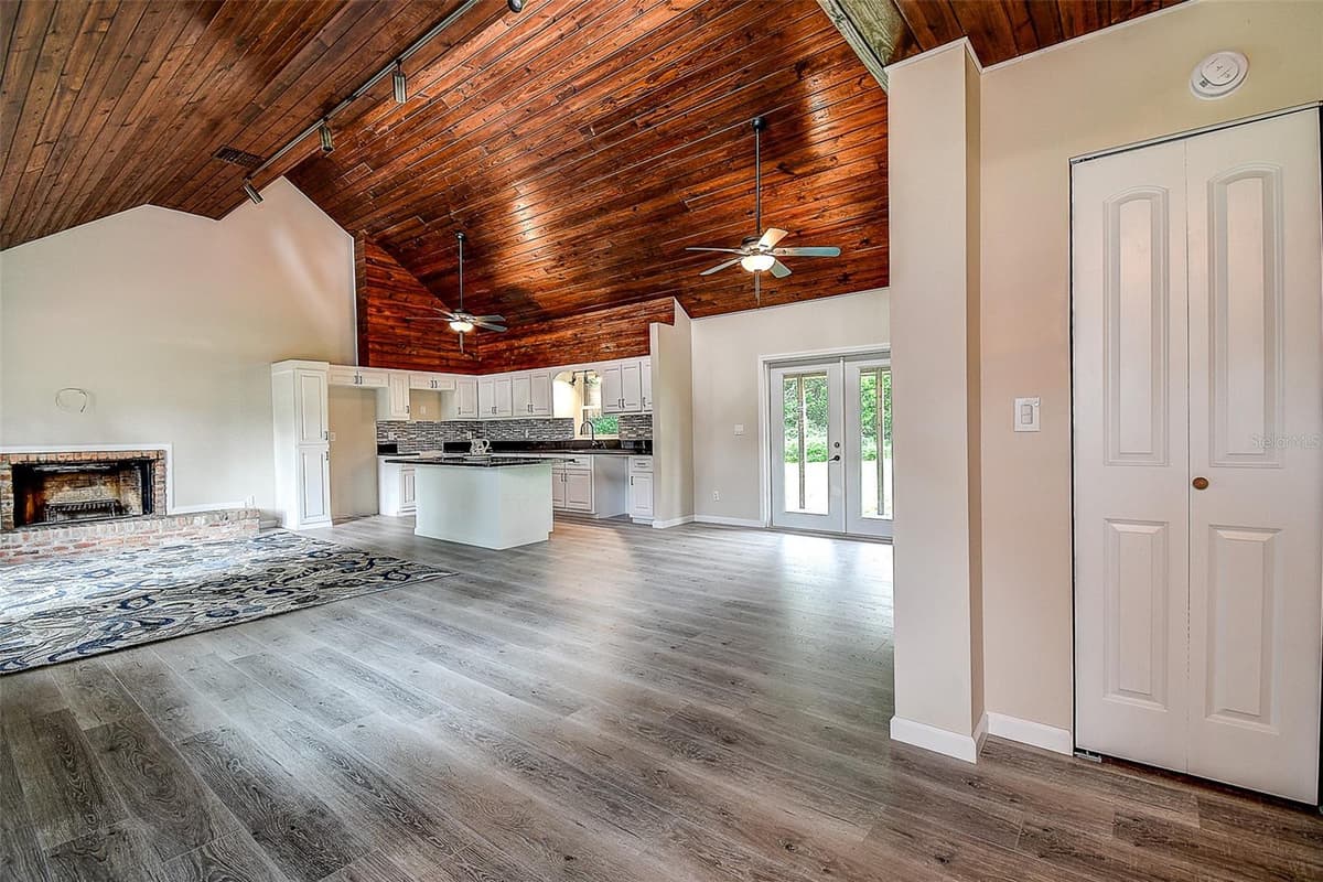 11700 VALLEY ROAD — photo 3 of 38