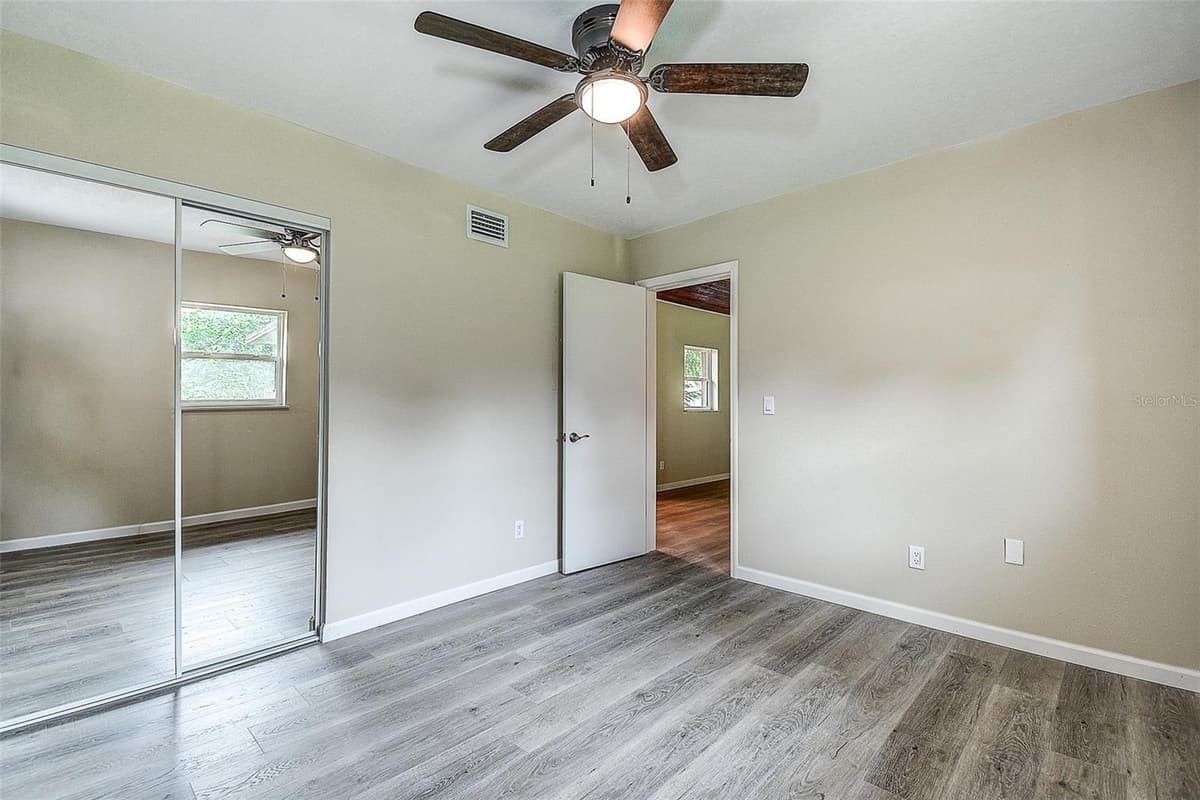 11700 VALLEY ROAD — photo 13 of 38