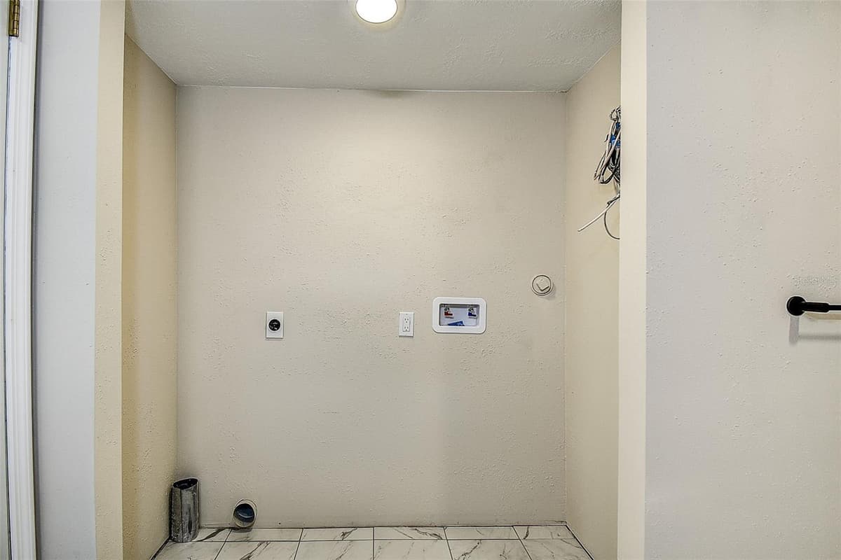 11700 VALLEY ROAD — photo 11 of 38