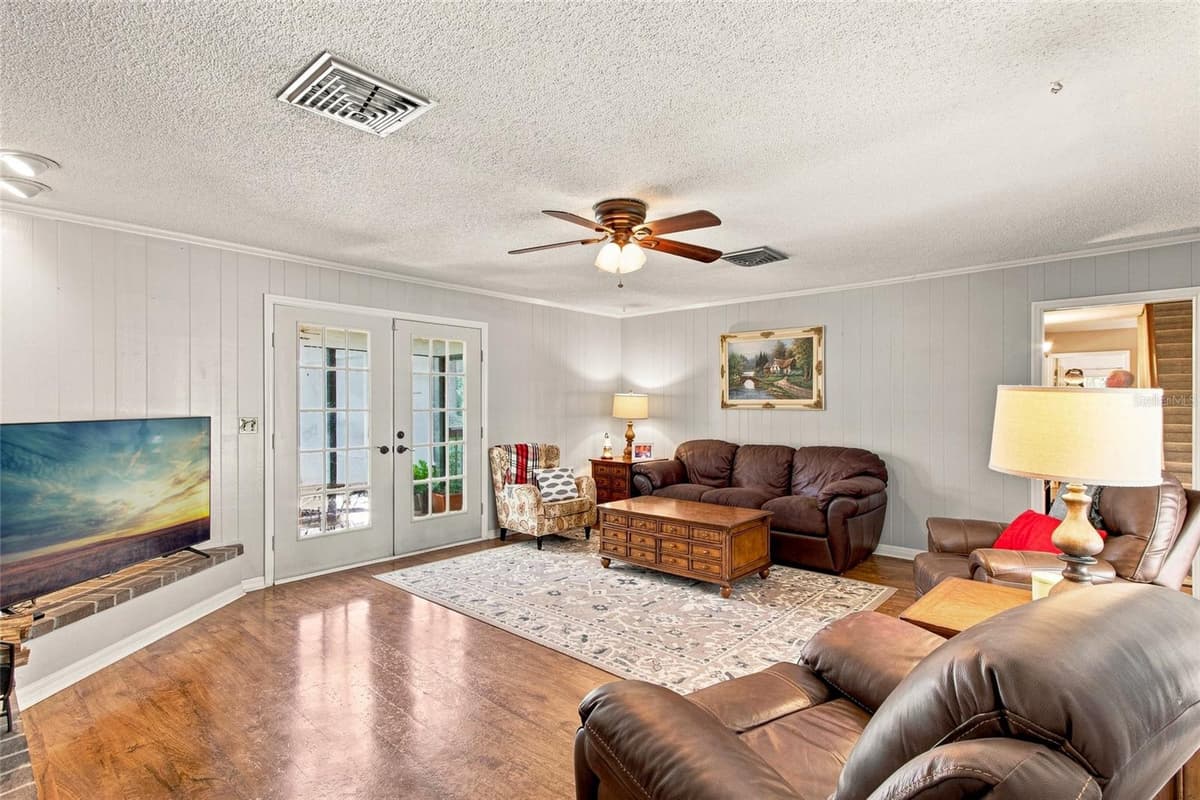 527 COLONIAL DRIVE — photo 12 of 62