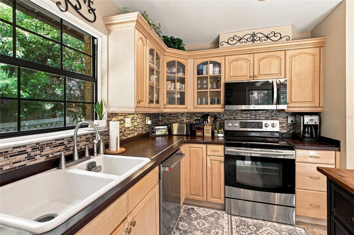 527 COLONIAL DRIVE — photo 4 of 62