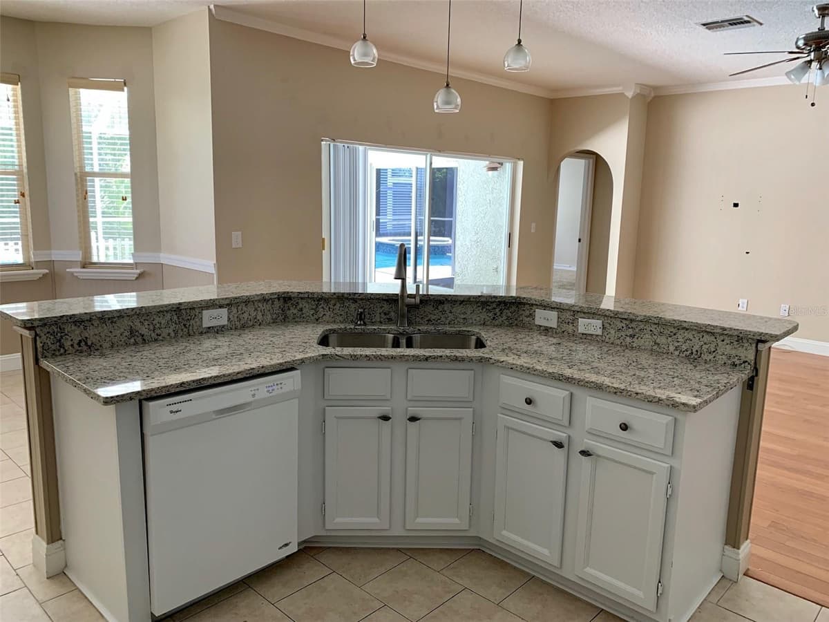 13024 ROYAL GEORGE AVENUE — photo 10 of 29