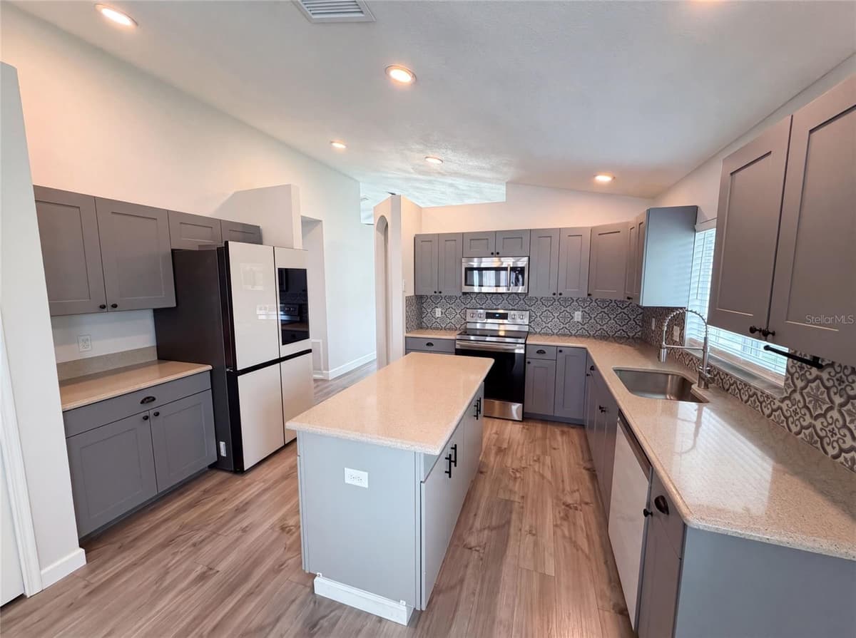 3800 SEMINOLE DRIVE — photo 11 of 31