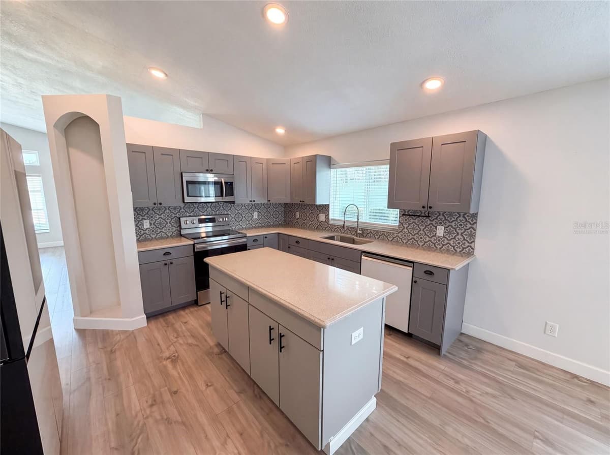 3800 SEMINOLE DRIVE — photo 2 of 31