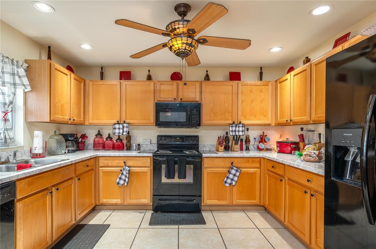 411 COUNTRY PINE ROAD — photo 8 of 37