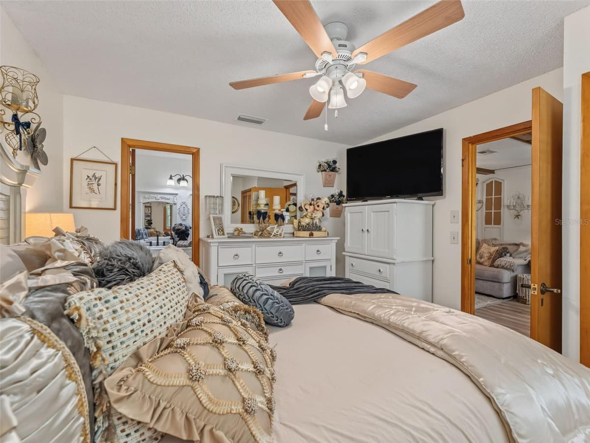 4101 GLORIA DRIVE — photo 16 of 79
