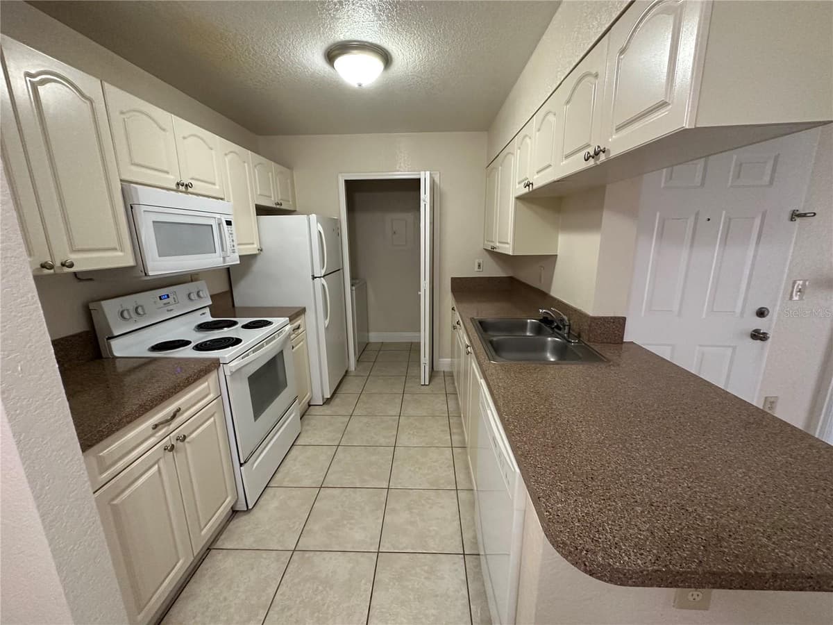 2550 ALAFAYA TRAIL — photo 6 of 21