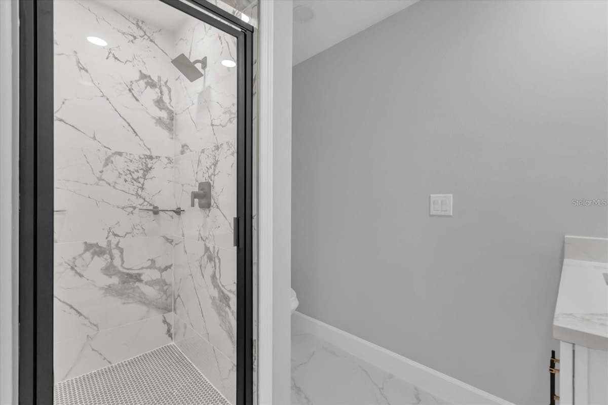 2404 CENTER STREET — photo 14 of 29