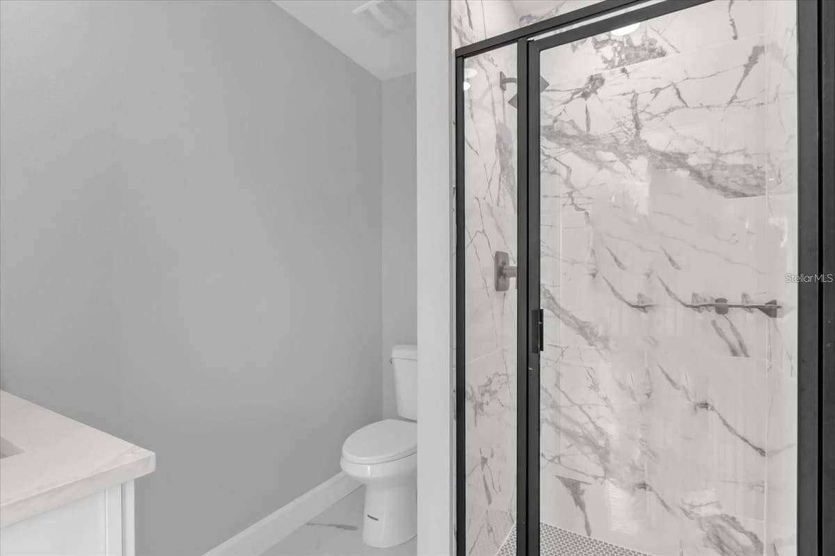 2404 CENTER STREET — photo 19 of 29