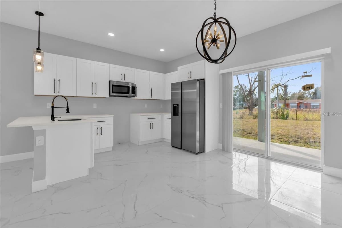 2404 CENTER STREET — photo 4 of 29