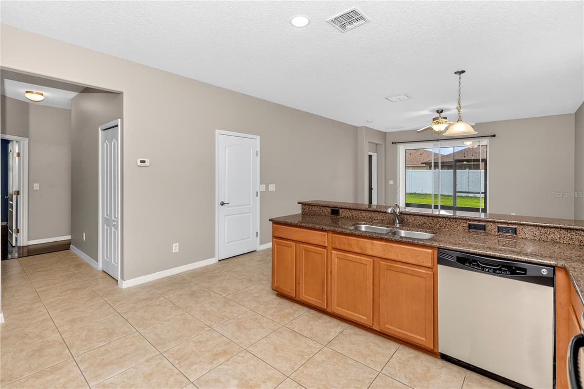 14249 QUEENSIDE STREET — photo 8 of 24